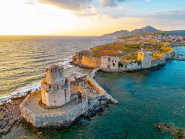 Yunanistan 'daki Methoni şatosunun günbatımı manzarası.