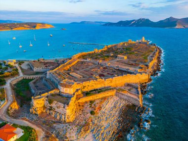 Yunanistan 'daki Methoni şatosunun günbatımı manzarası.