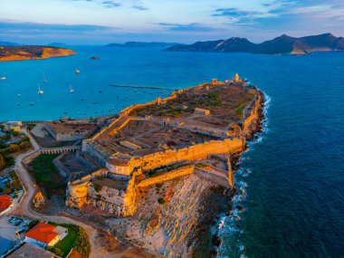 Yunanistan 'daki Methoni şatosunun günbatımı manzarası.