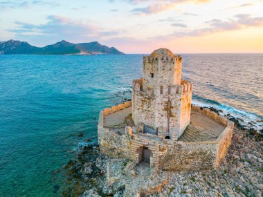 Yunanistan 'daki Methoni Şatosu Bourtzi' nin gün batımı manzarası.