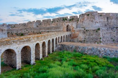 Yunanistan 'daki Methoni şatosunun gün batımı manzarası.
