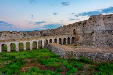Yunanistan 'daki Methoni şatosunun gün batımı manzarası.
