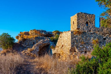 Yunanistan 'ın Mora adasındaki eski Navarino kalesinin kalıntıları.
