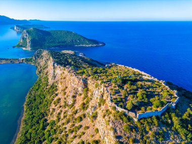 Yunanistan 'ın Mora adasındaki eski Navarino kalesinin kalıntıları.