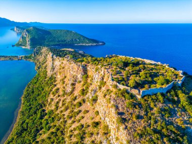 Yunanistan 'ın Mora adasındaki eski Navarino kalesinin kalıntıları.