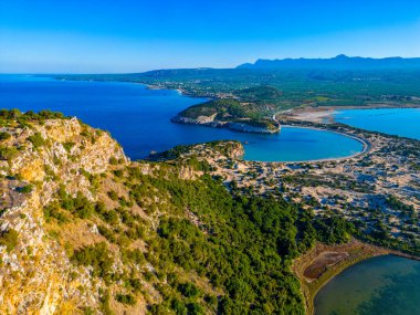 Yunanistan 'daki Voidokilia Sahili manzarası.