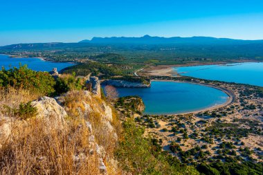 Yunanistan 'daki Voidokilia Sahili manzarası.