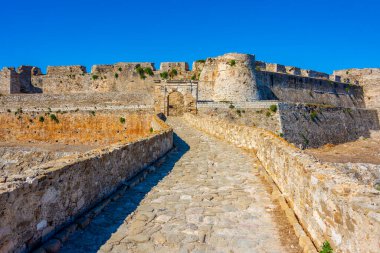 Güneşli bir günde Yunanistan 'daki methoni şatosu.