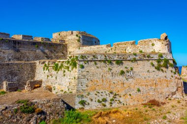 Güneşli bir günde Yunanistan 'daki methoni şatosu.