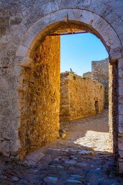 Güneşli bir günde Yunanistan 'daki methoni şatosu.