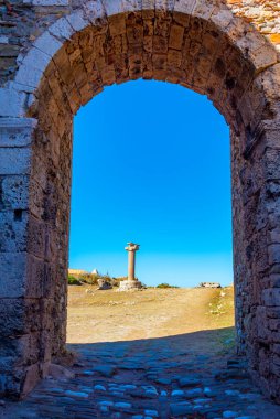 Güneşli bir günde Yunanistan 'daki methoni şatosu.