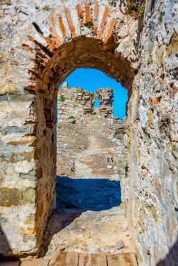 Güneşli bir günde Yunanistan 'daki methoni şatosu.