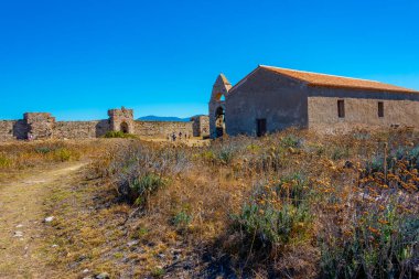 Güneşli bir günde Yunanistan 'daki methoni şatosu.