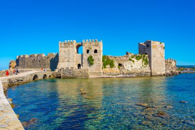 Güneşli bir günde Yunanistan 'daki methoni şatosu.