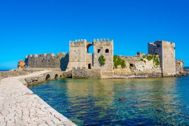 Güneşli bir günde Yunanistan 'daki methoni şatosu.