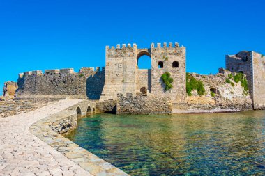 Güneşli bir günde Yunanistan 'daki methoni şatosu.