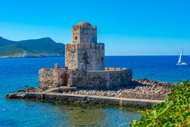 Yunanistan 'daki Methoni Kalesi' nin Bourtzi manzarası.