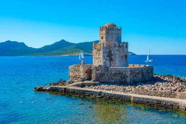 Yunanistan 'daki Methoni Kalesi' nin Bourtzi manzarası.