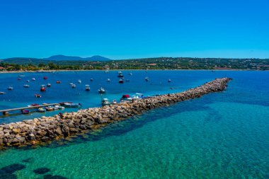 Yunanistan 'daki Methoni şatosunun yanında demirleyen tekne panoraması.