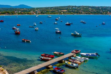 Yunanistan 'daki Methoni şatosunun yanında demirleyen tekne panoraması.