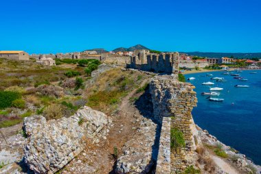 Güneşli bir günde Yunanistan 'daki methoni şatosu.