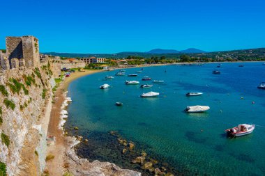 Yunanistan 'daki Methoni şatosunun yanında demirleyen tekneler.