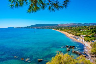 Yunan kenti Koroni 'deki Zagka plajının Panorama manzarası.