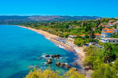 Yunan kenti Koroni 'deki Zagka plajının Panorama manzarası.