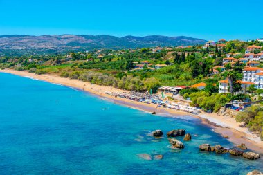 Yunan kenti Koroni 'deki Zagka plajının Panorama manzarası.