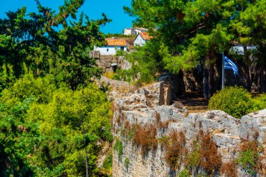 Güneşli bir günde Yunanistan 'daki Koroni kalesi.