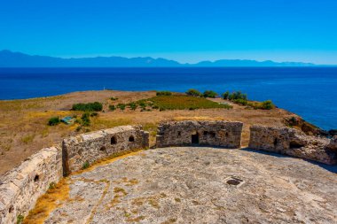 Güneşli bir günde Yunanistan 'daki Koroni kalesi.