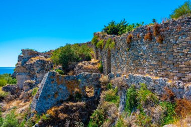 Güneşli bir günde Yunanistan 'daki Koroni kalesi.