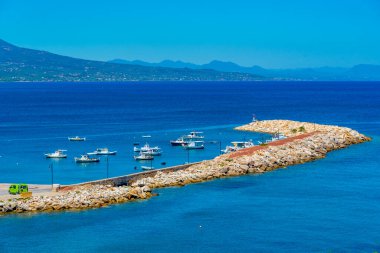 Yunanistan 'ın Koroni limanında kayıklar demirliyor.