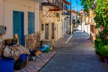 Yunan şehri Koroni 'nin renkli caddesi.
