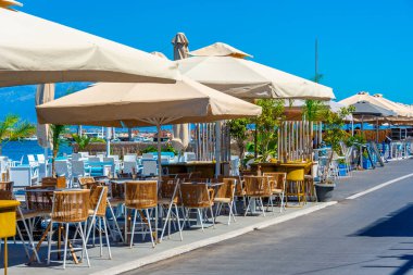 Yunanistan 'ın Koroni limanında deniz kenarında gezinti.