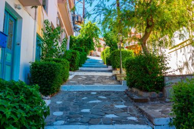 Yunan şehri Koroni 'nin renkli caddesi.