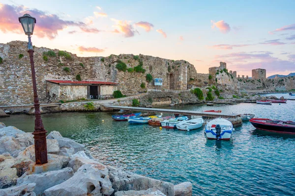 Vista Pôr Sol Barcos Ancorando Lado Castelo Methoni Grécia — Fotografia de Stock