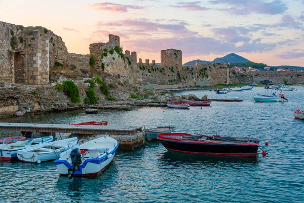 ギリシャのメトニ城と一緒に係留ボートの夕日ビュー — ストック写真