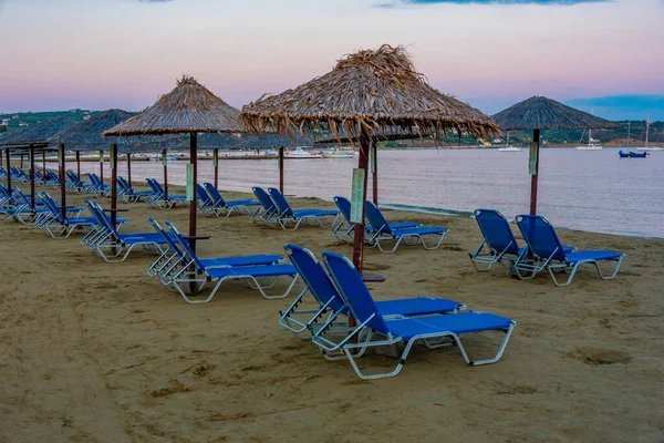 Yunanistan 'ın Methoni plajında güneşlik ve şemsiye manzarası.