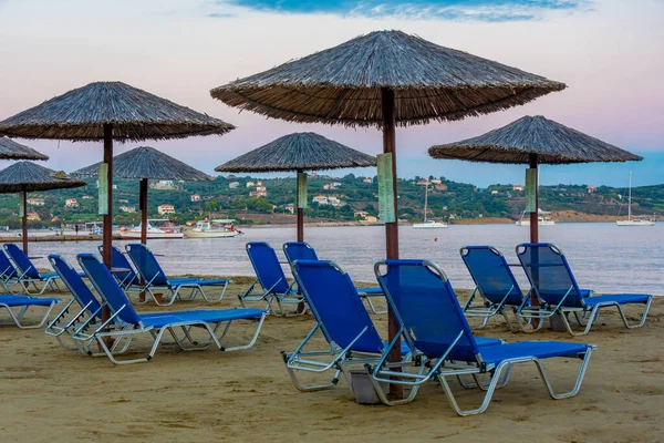 Sunset Kilátás Napozóágyak Esernyők Methoni Strand Görögországban — Stock Fotó