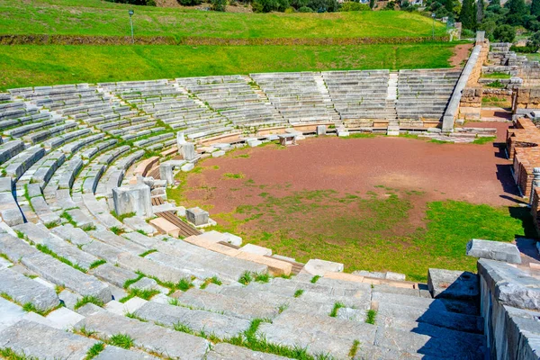古希腊梅西尼考古遗址的古代剧场 — 图库照片