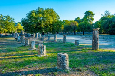 Yunanistan 'daki Olimpiyat Arkeolojik Alanı' nın gün batımı manzarası.
