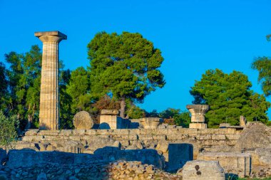 Yunanistan 'daki Olympia Arkeoloji Alanı' nda Zeus Tapınağı 'nın gün batımı manzarası.