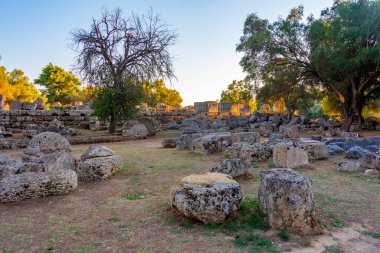 Yunanistan 'daki Olympia Arkeoloji Alanı' nda Zeus Tapınağı 'nın gün batımı manzarası.