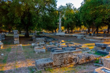 Yunanistan 'daki Olimpiyat Arkeolojik Alanı' nın gün batımı manzarası.