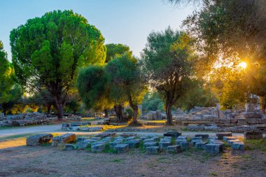Yunanistan 'daki Olimpiyat Arkeolojik Alanı' nın gün batımı manzarası.