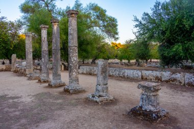 Yunanistan 'daki Olympia Arkeoloji sahasında Palaestra' nın günbatımı manzarası.
