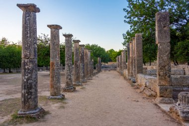 Yunanistan 'daki Olympia Arkeoloji sahasında Palaestra' nın günbatımı manzarası.
