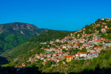 Yunanistan 'daki Dimitsana köyünün Panorama manzarası.