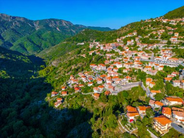 Yunanistan 'daki Dimitsana köyünün Panorama manzarası.